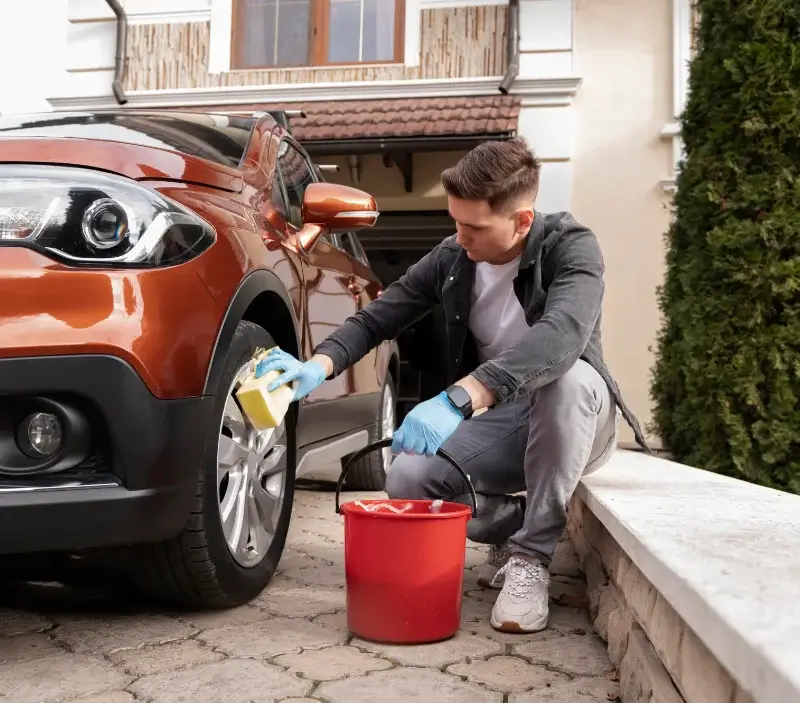 Lavage auto à domicile Saint-Mamert-du-Gard : professionnel intervenant sur un véhicule
